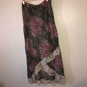 3️⃣✅2️⃣0️⃣ Floral high/low skirt with lace accent